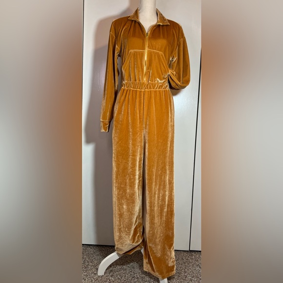 Fabletics Gold Velvet Jumpsuit Long Sleeves and Elastic Waist Women’s Size M - Picture 2 of 9